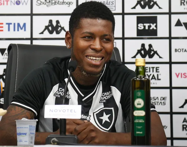 El volante ecuatoriano, Gabriel Cortez, pasa sus días de cuarentena en su domicilio pero no pasa desapercibido en los medios brasileños