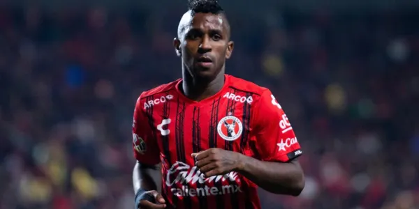 El volante ecuatoriano no será tomado más en cuenta por el entrenador del equipo mexicano y ya empieza a pensar en su futuro