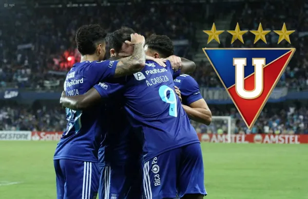 El volante luce la camiseta azul con orgullo.