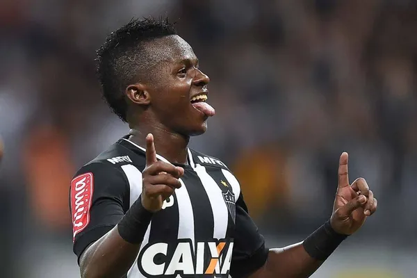 El volante ofensivo aportó en la victoria del Corinthians