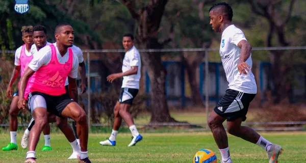 Emelec continúa con sus entrenamientos y un jugador es quien llamó la atención a Miguel Rondelli