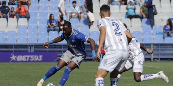 Emelec coquetea con el descenso y no pudo ante Delfín