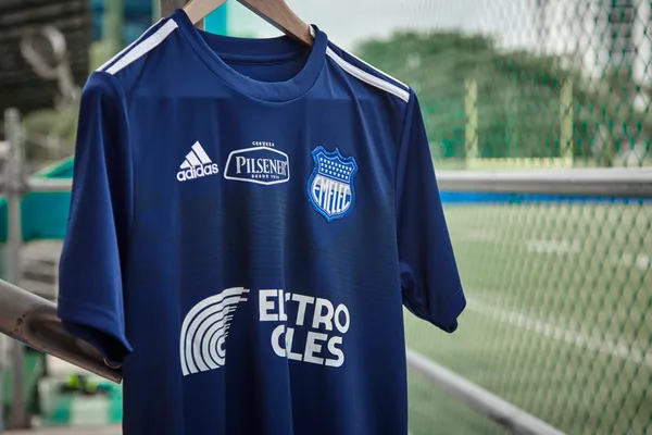 Emelec dio a conocer su nueva indumentaria para afrontar playoffs