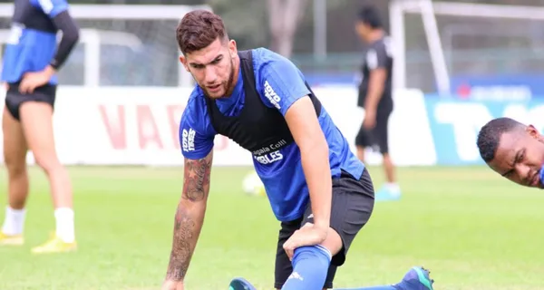 Emelec está en busca de un nuevo defensor para reemplazar a Leandro Vega por mal rendimiento y Brian Cucco apareció en Guayaquil dando todas las pistas que jugará en el Bombillo