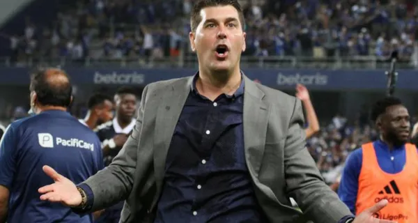 Emelec está pasando un mal momento y todos los dardos apuntan a Rescalvo. Un referente se ha ido contra el DT español