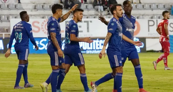 Emelec fue un concierto de desaciertos contra Universidad Católica, pero el plantel solamente tuvo a 3 jugadores que se dejaron la piel en el Coloso del Batán