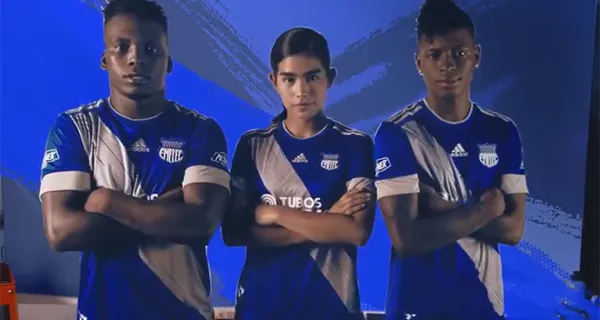 Emelec ha creado expectativa porque presentará en los próximos días una nueva indumentaria. La foto ha empezado a circular en redes y levantó críticas porque se parece a la alterna del 2020 pero en azul
