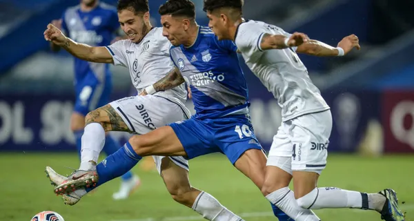 Emelec logró ganar en medio de la polémica porque el segundo gol aducen fue en fuera del lugar, sin embargo desde otra visión no fue así