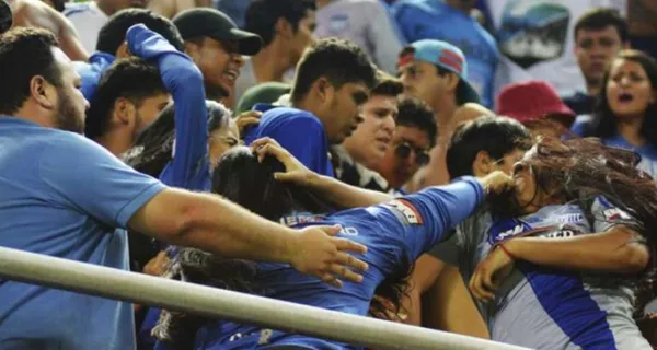 Emelec logró quedarse con los tres puntos ante Barcelona SC en el Clásico del Astillero, sin embargo los hinchas tuvieron una pelea que paró por varios minutos el partido. Se anuncian medidas contra el Capwell pero el Bombillo prepara la excusa
