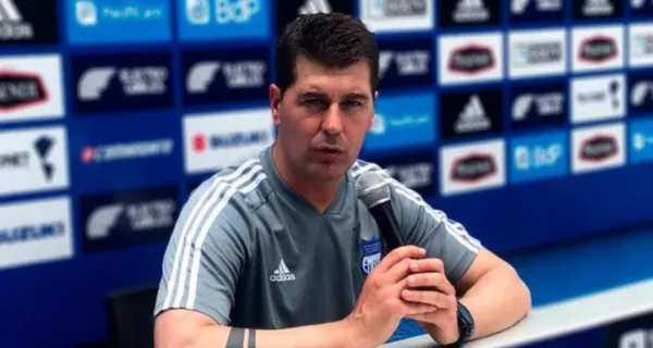 Emelec logró salvar un empate contra 9 de Octubre pero Ismael Rescalvo les mandó un mensaje a sus jugadores porque no es posible que les expulsen a cada momento jugadores