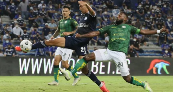 Emelec logró un triunfo agónico ante Orense y en medio de polémicas por expulsiones de Sebastián Rodríguez y Gabriel Achilier. Además hubo una jugada que parece gol del Bombillo pero no sumó al score