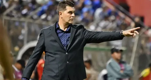 Emelec no pasa su mejor momento y casi que se despide de la etapa, y mira lo que hace Ismael Rescalvo en vez de prepararse