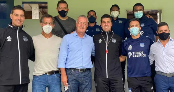 Emelec pasa un bajón con Ismael Rescalvo, pero se concentran en otro partido de despedida