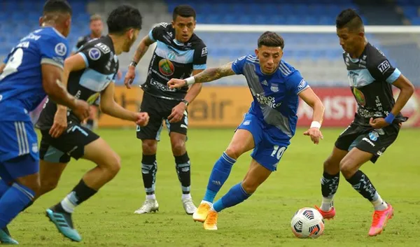 Emelec pasó a la siguiente ronda pero dejó dudas que le pueden costar en el futuro