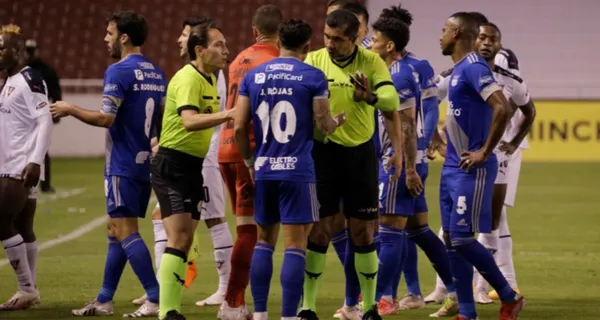 Emelec perdió con un penal dictaminado por Roddy Zambrano para Liga de Quito y que encendió la polémica sobre si fue o no. La prensa de Guayaquil reaccionó ante esta jugada