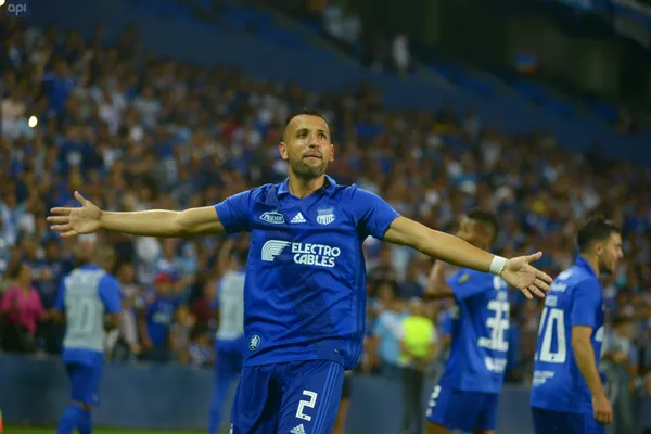 Emelec presentó su indumentaria