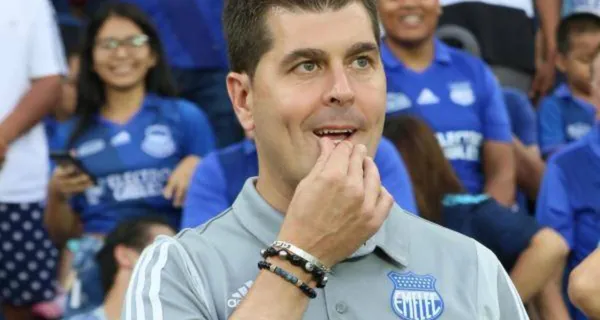 Emelec rescató un empate de Cuenca y todos los dardos vuelven a apuntar a Ismael Rescalvo que se comió la primera etapa