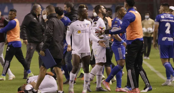 Emelec y Liga de Quito tuvieron un encontrón fuerte al finalizar el partido en el estadio Rodrigo Paz. Las sanciones están por venir y en las tomas se mira que dos jugadores del cuadro albo se salvaron de una sanción porque no constan en el informe arbitral