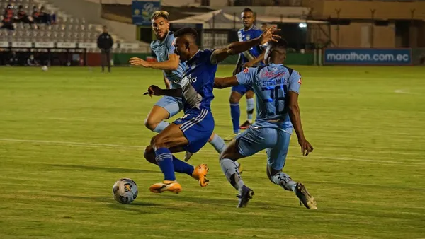 Emelec y Macará se juegan un partido millonario