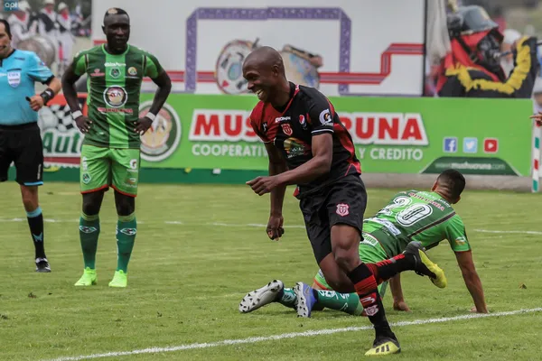 En el cotejo hubo en enfrentamiento entre los DTs de los clubes