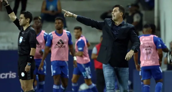 En Emelec aún sigue Ismael Rescalvo como entrenador ya que quiere hacer cumplir su contrato, pero hay jugadores que tienen un pie fuera de la institución