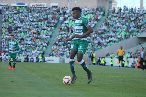 En entrenamiento, Preciado demostró su habilidad en el mano a mano, en el entrenamiento de Santos