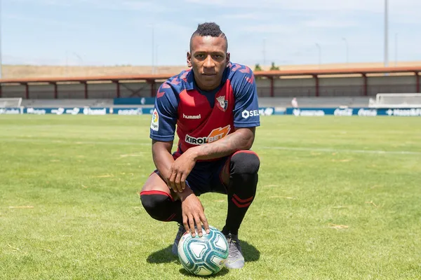 En la cadena ESPN destacaron a Pervis Estupiñán en el cotejo pero lo confundieron como jugador colombiano