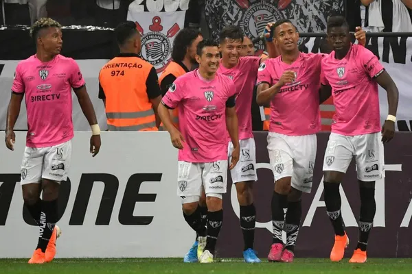 En la previa del cotejo de Copa Sudamericana, Liga de Quito envió un saludo a Independiente y trolearon al post