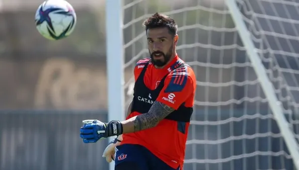 En la puerta del complejo de la U de Chile escribieron un mensaje amenazando a Hernán Galíndez