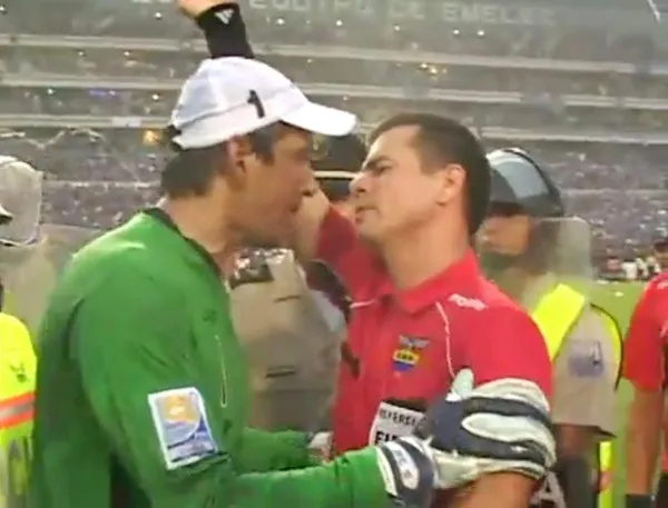 En la retira quedan los insultos a Intriago