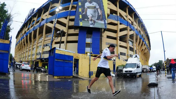 En los locales aledaños al estadio se pueden obtener recuerdos del albo