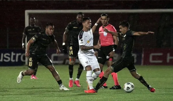 En una cancha pesado por la lluvia que cayó en la capital azuaya, Deportivo Cuenca pudo mantener el resultado y sostener la ventaja frente a un difícil rival.