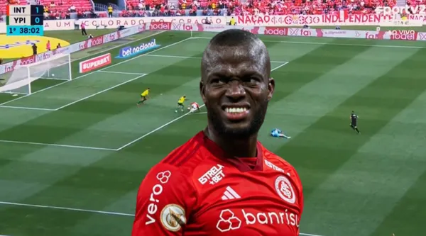 Enner Valencia tuvo una desafortunada jugada con Inter de Porto Alegre.