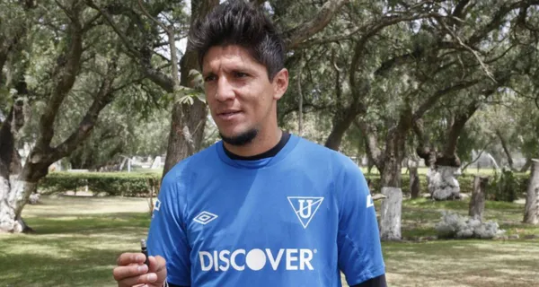 Enrique Vera es uno de los jugadores importantes en la historia de Liga de Quito y ahora que se retiró del fútbol no se ha deslindado del todo del deporte ya que hoy trabaja codo a codo con el club albo