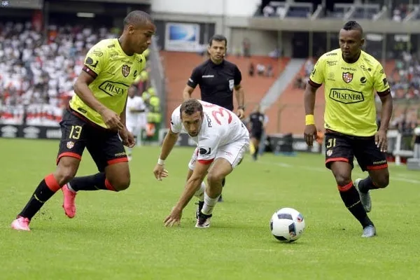 Entre Barcelona SC y Liga de Quito hubieron varios camisetazos que dieron mucho que hablar