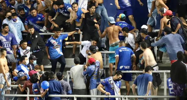 Entre hinchas de Emelec se volvieron a enfrentar en una de las localidades del Estacio Capwell