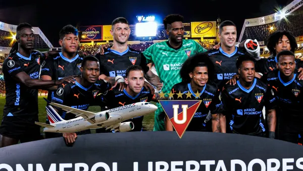 Equipo titular de Liga de Quito, avión, escudo de LDU. Foto tomada de: Conmebol