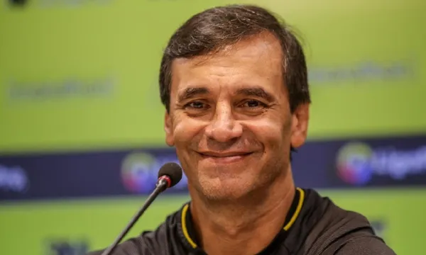 Fabián Bustos calienta la previa del partido contra Boca Juniors