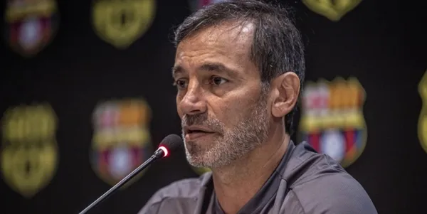 Fabián Bustos confesó que desde México le ayudan a armar alineaciones