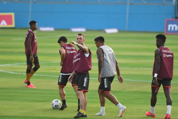 Fabián Bustos debe realizar los cambios necesarios para el próximo partido