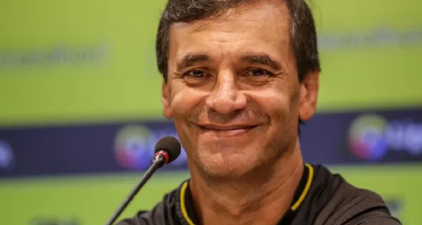 Fabián Bustos espero al final del torneo para jugar como le pedía la afición. Sin embargo, a estas alturas de la temporada poco o nada sirve