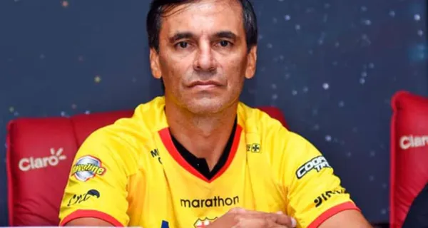 Fabián Bustos no estuvo presente en el banquillo de Barcelona SC, sin embargo los hinchas le reclamaron esto
