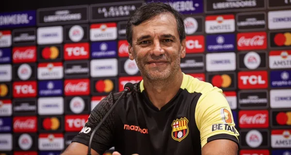 Fabián Bustos habló con los jugadores en la mitad del partido para que den vuelta al marcador