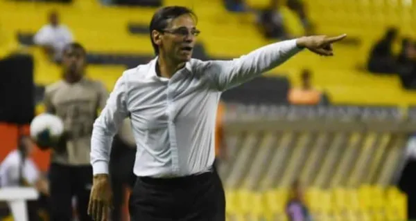 Fabián Bustos hace poco perdió una final contra Liga de Quito y ahora ante Emelec se definirá la Primera Etapa. El DT escogió a quién le prefiere ganar