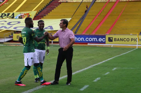 Fabián Bustos notó que uno de sus jugadores en la banca merece ser titular