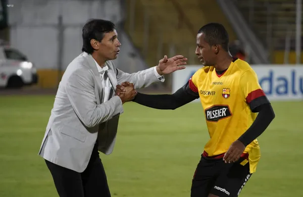 Fabián Bustos tiene una difícil elección en la mitad de la cancha