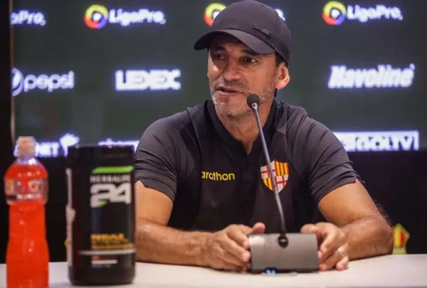 Fabián Bustos volvió a mostrar su favoritismo hacia Carlos Garcés y lo defendió de su bajo promedio de gol