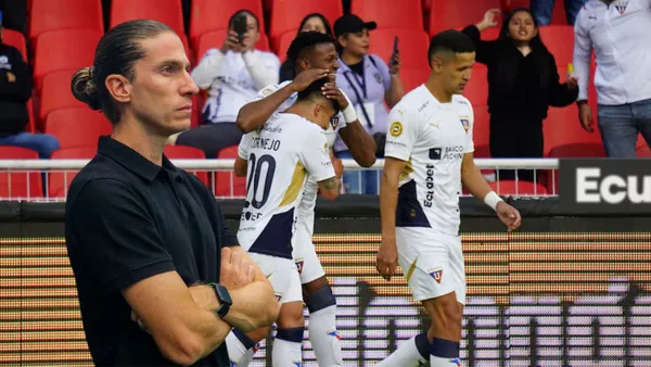 Filipe Luís y jugadores de Liga de Quito (Foto tomada de: API/Flamengo)
