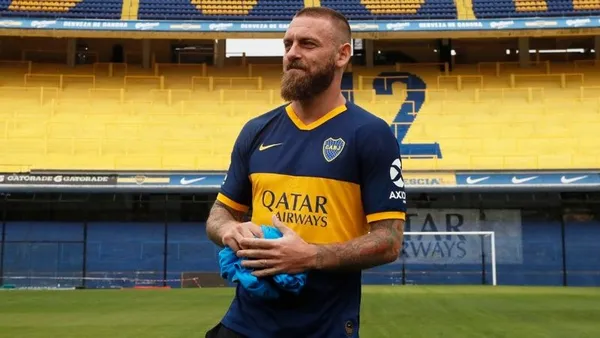 Firmó autógrafos y se tomó fotografías con los hinchas del albo