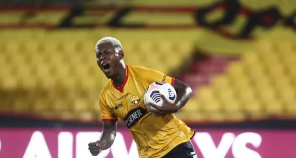 Gabriel Cortez sufrió un duro golpe en sus partes nobles, luego de una trifulca en el estadio Monumental